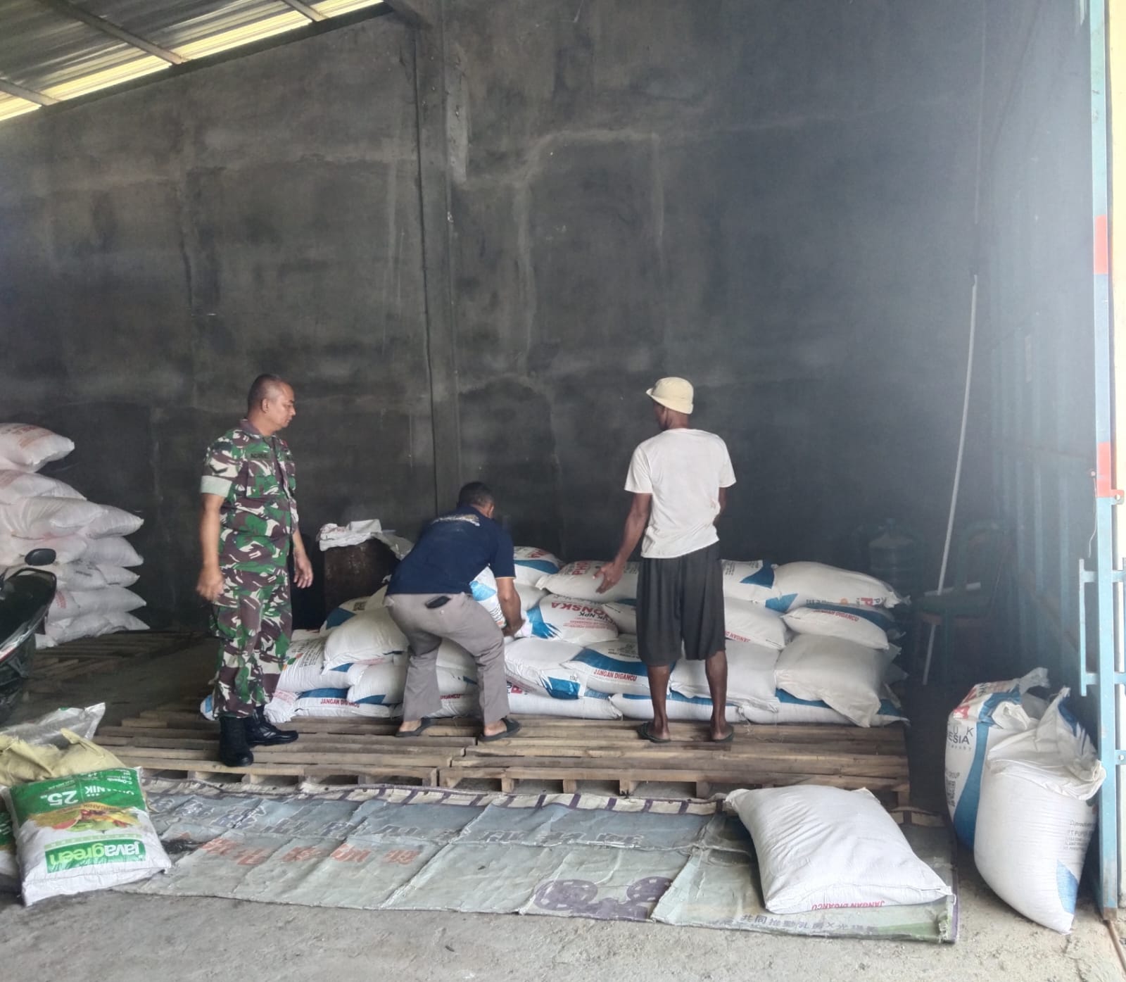 Pendampingan Petani, Babinsa Kodim Ponorogo Pantau Ketersediaan Pupuk Bersubsidi