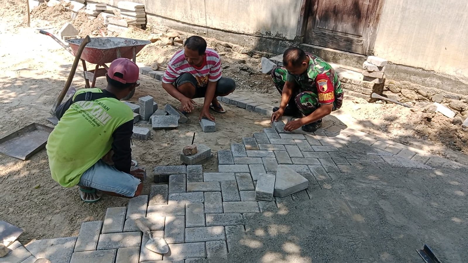 Babinsa Kodim Ponorogo Ikut Gotong Royong Pasang Paving Block Jalan