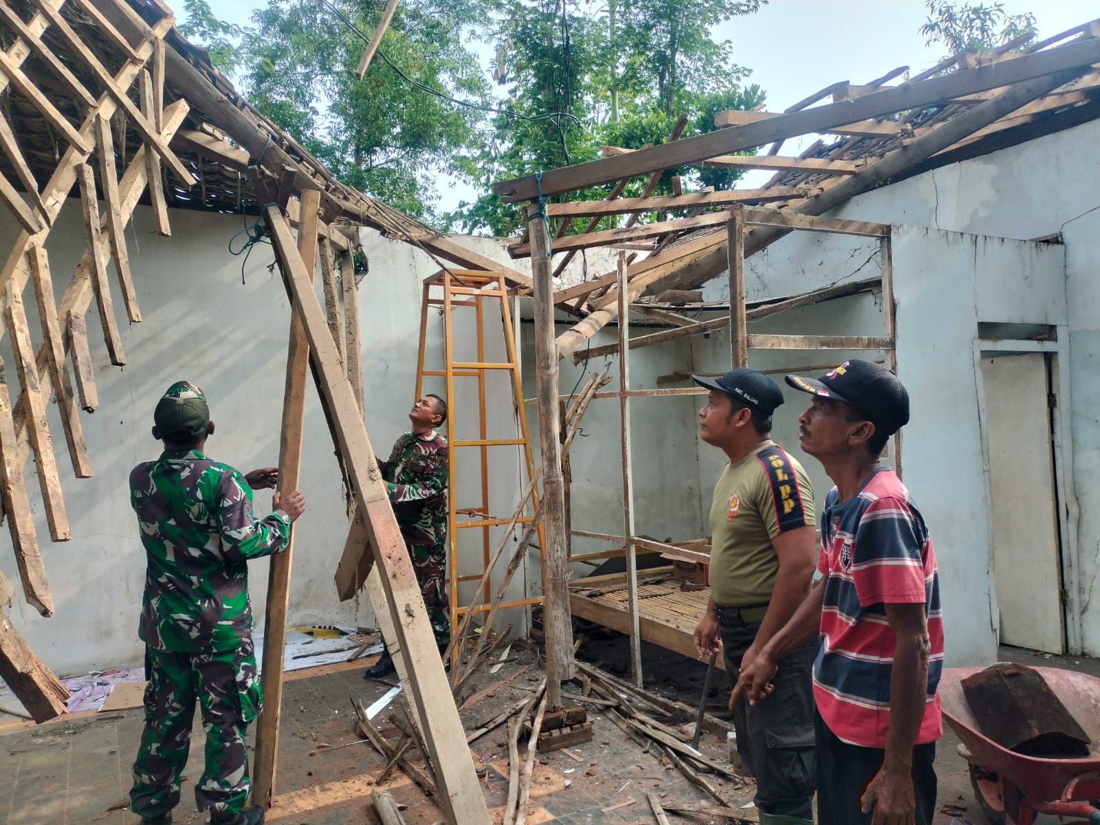 Atap Rumah Milik Warga Roboh, TNI Polri di Ponorogo Bantu Atasi