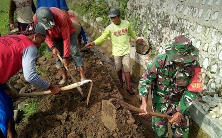 Aktif di Desa Binaan, Babinsa Kodim Ponorogo Kerja Bakti Bersihkan Selokan
