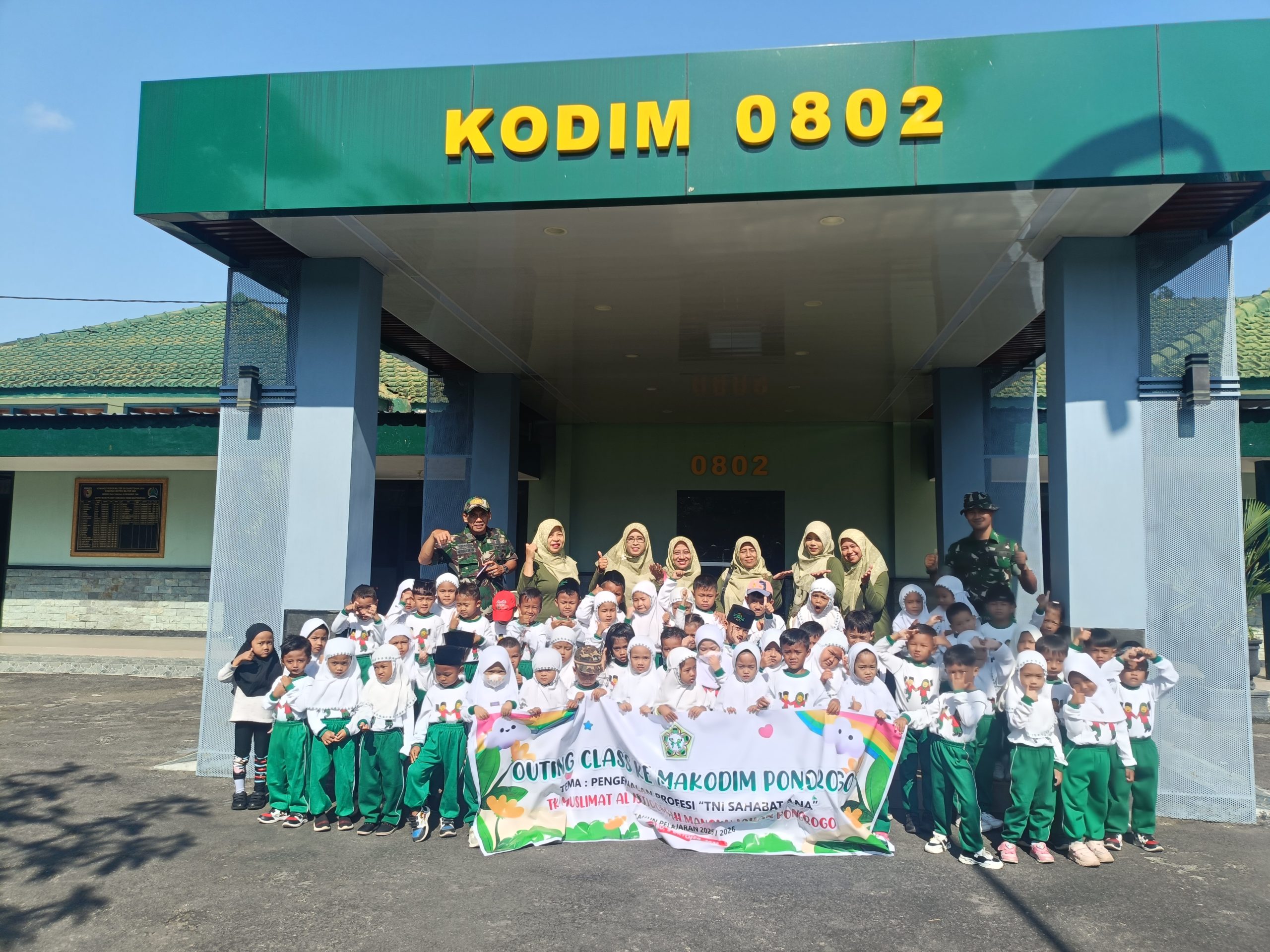 “TNI Sahabat Anak” Tema Pengenalan Profesi, TK Muslimat Al- Istiqomah Kunjungi Kodim 0802/Ponorogo