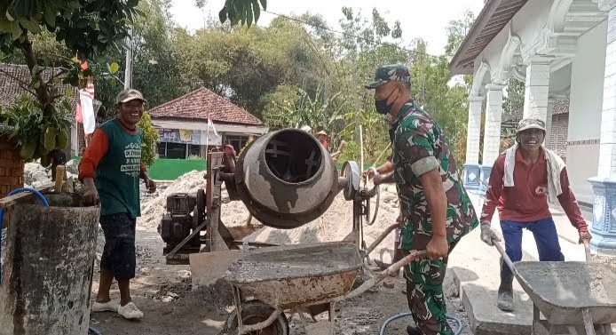 Babinsa Kodim Ponorogo Ikut Kerja Bakti Bangun Kamar Mandi Masjid