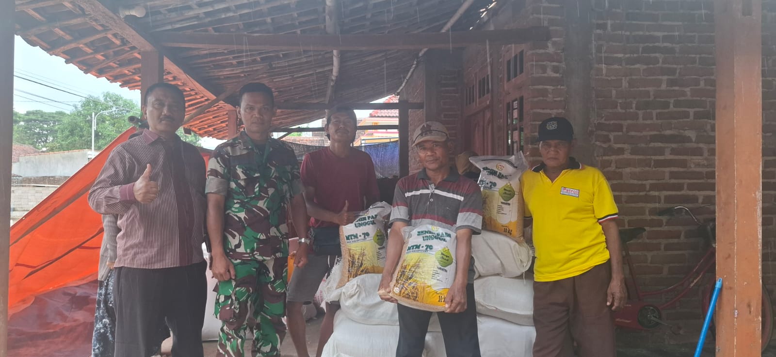 Kawal Penyaluran Benih Padi, Babinsa Kodim Ponorogo Pastikan Bantuan Tepat Sasaran