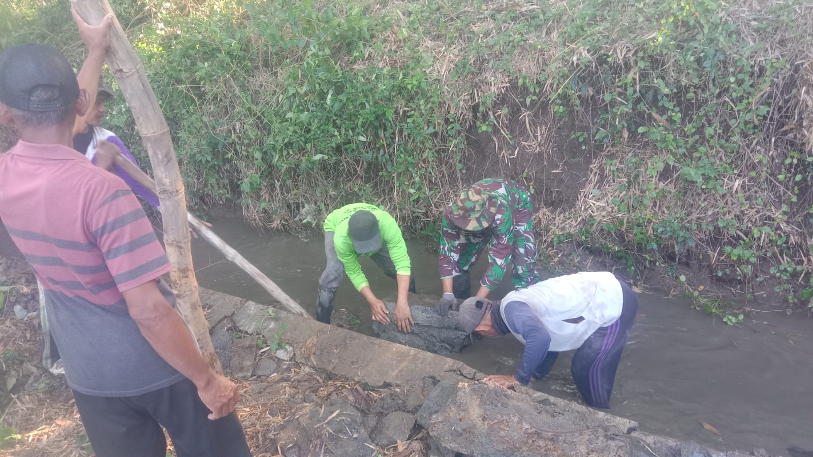 Babinsa Kodim Ponorogo Kerja Bakti Bersihkan Parit Bersama Warga