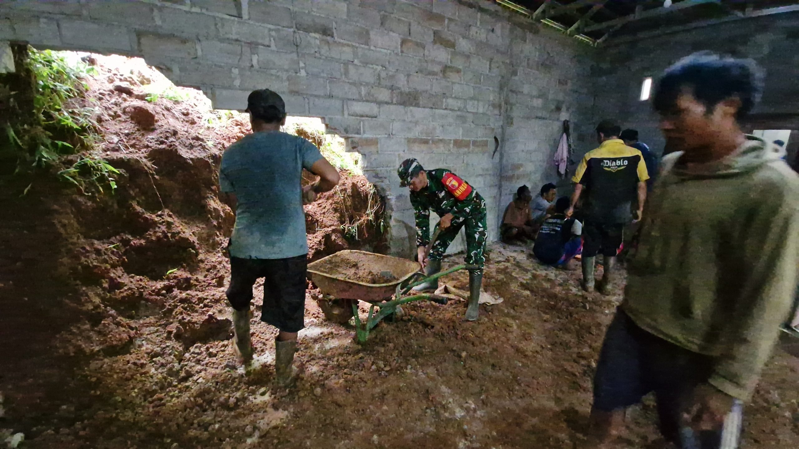Tanah Longsor Timpa Rumah Warga, Babinsa Kodim Ponorogo Bantu Atasi