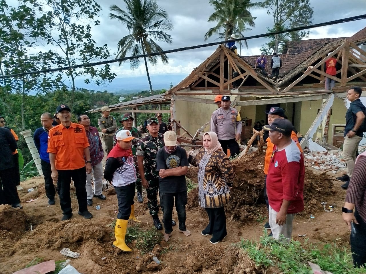 Warga Terkena Musibah Tanah Longsor, Dandim Ponorogo dan Pj. Bupati Ponorogo Langsung Sambangi