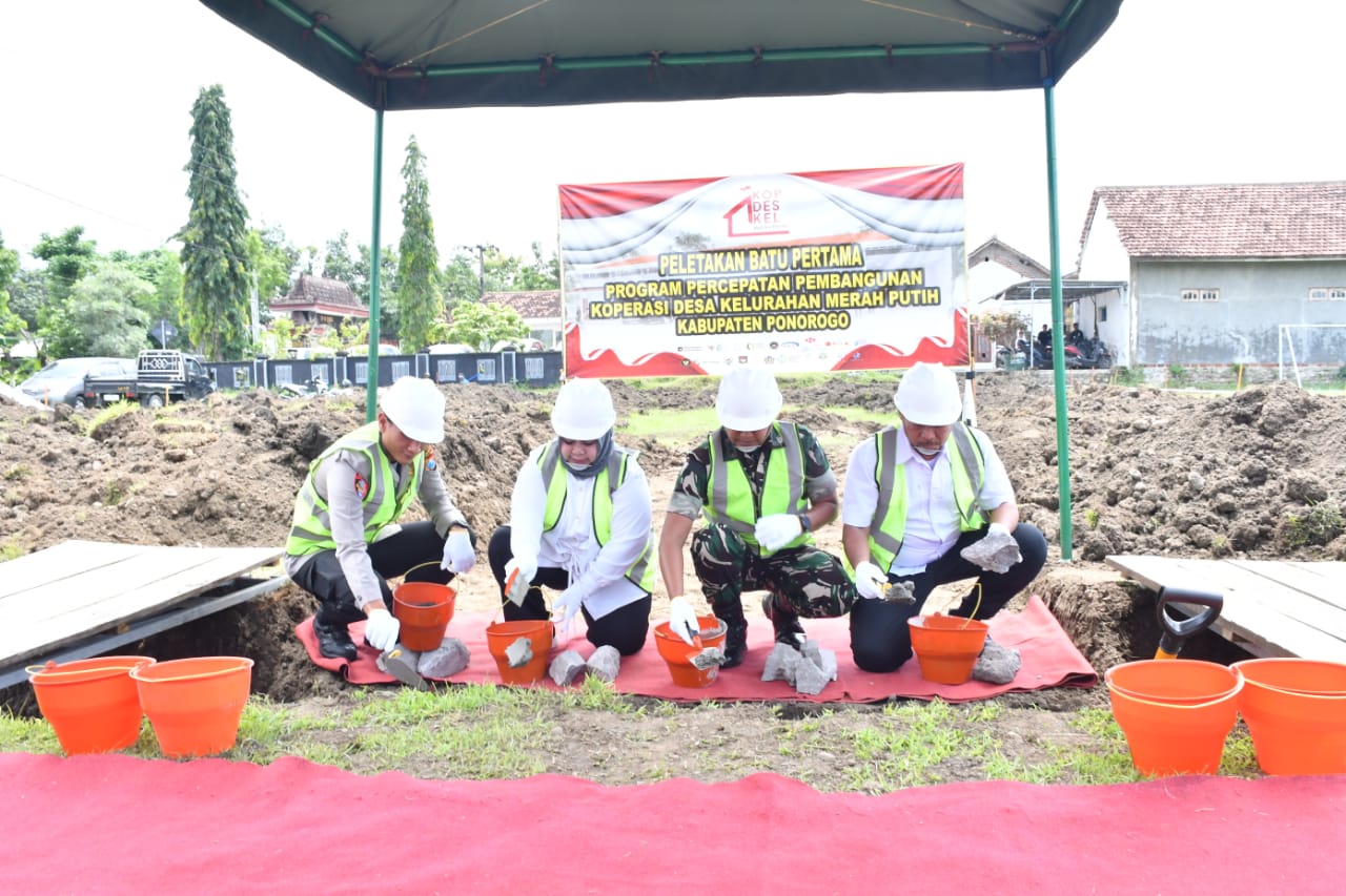 Pembangunan Gedung KDKMP ke 100, Dandim Ponorogo Lakukan Peletakan Batu Pertama Bersama Plt. Bupati Ponorogo