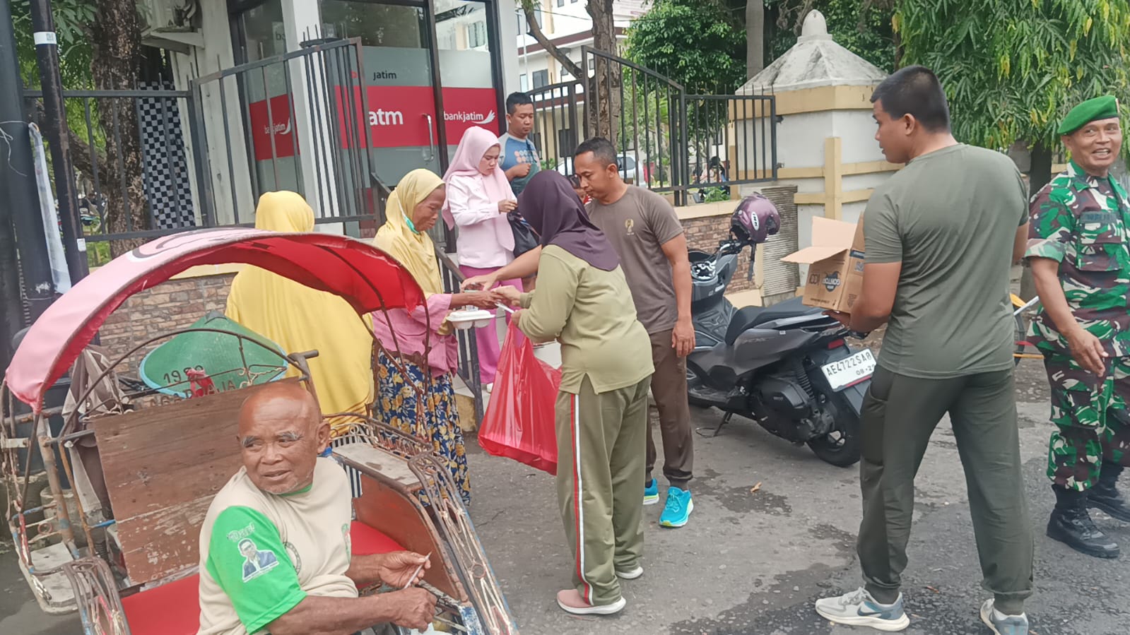 Jumat Berkah Peduli Sesama, Kodim Ponorogo Berbagi Dengan Masyarakat Sekitar