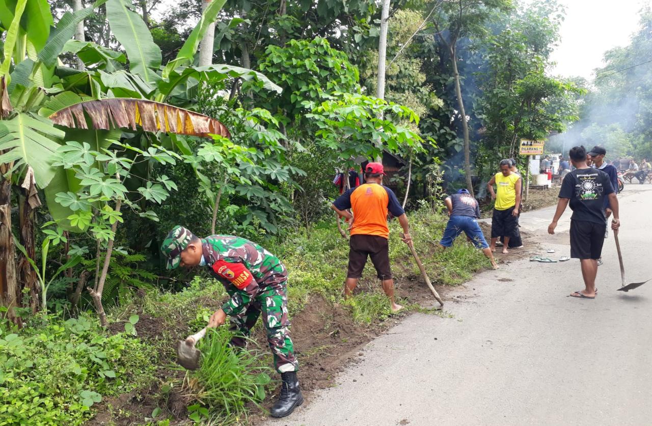 Kerja Bakti, Babinsa Kodim Ponorogo Bersama Warga Pembersihan Jalan Desa