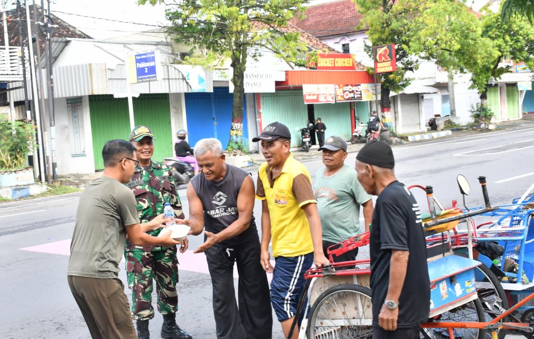 Jumat Berkah, Kodim Ponorogo Berbagi Kasih Kepada Warga