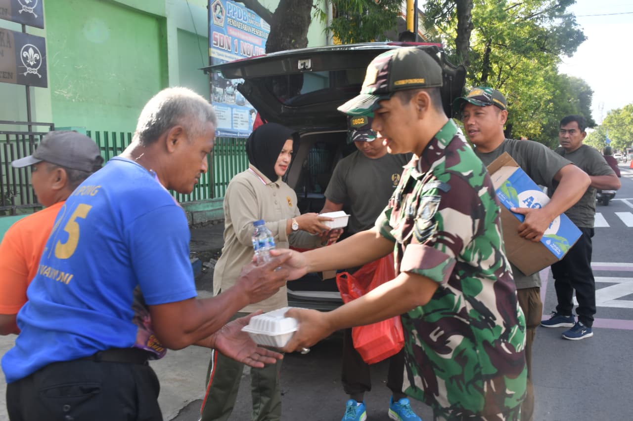 Jumat Berbagi, Warga Terima Berkah Dari Kodim Ponorogo