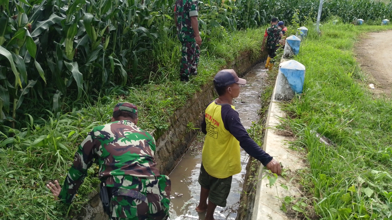 Anggota Kodim Ponorogo Kerja Bakti Bersihkan Saluran Air Bersama warga