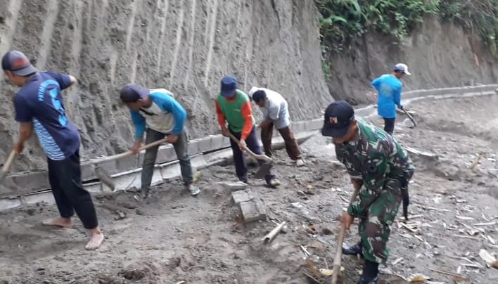 Sigap Bantu Warga, Babinsa Kodim Ponorogo Ikut Kerja Bakti Bersihkan Longsoran Tanah