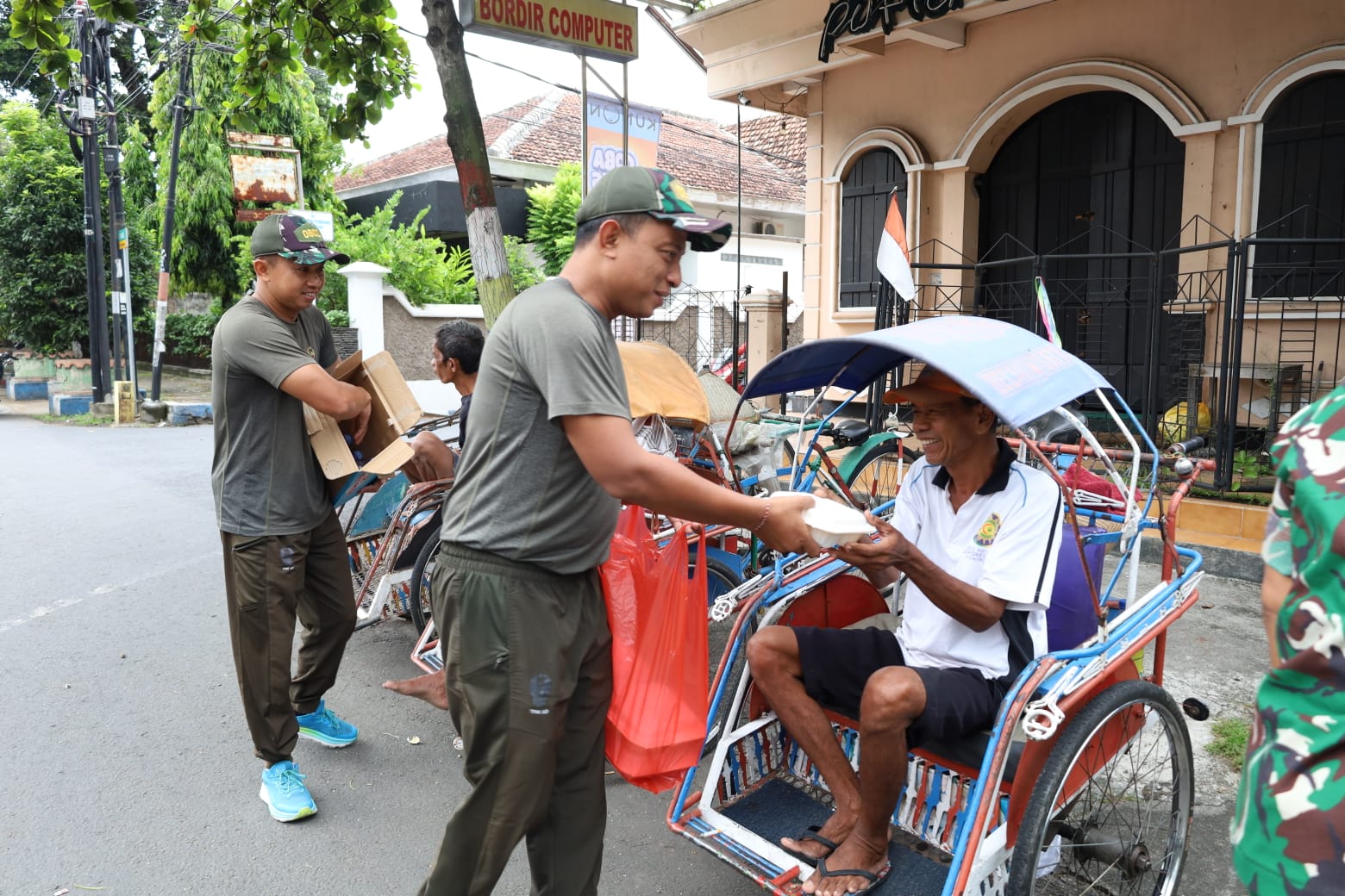 Wujud Nyata Peduli Sesama, Kodim Ponorogo Lalukan Baksos Jumat Berkah