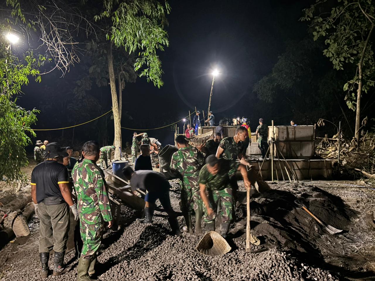 Kerja Lembur Wujud Nyata TNI dan Masyarakat Antusias Dalam Menyukseskan Pembangunan Jembatan Perintis Garuda di Ponorogo