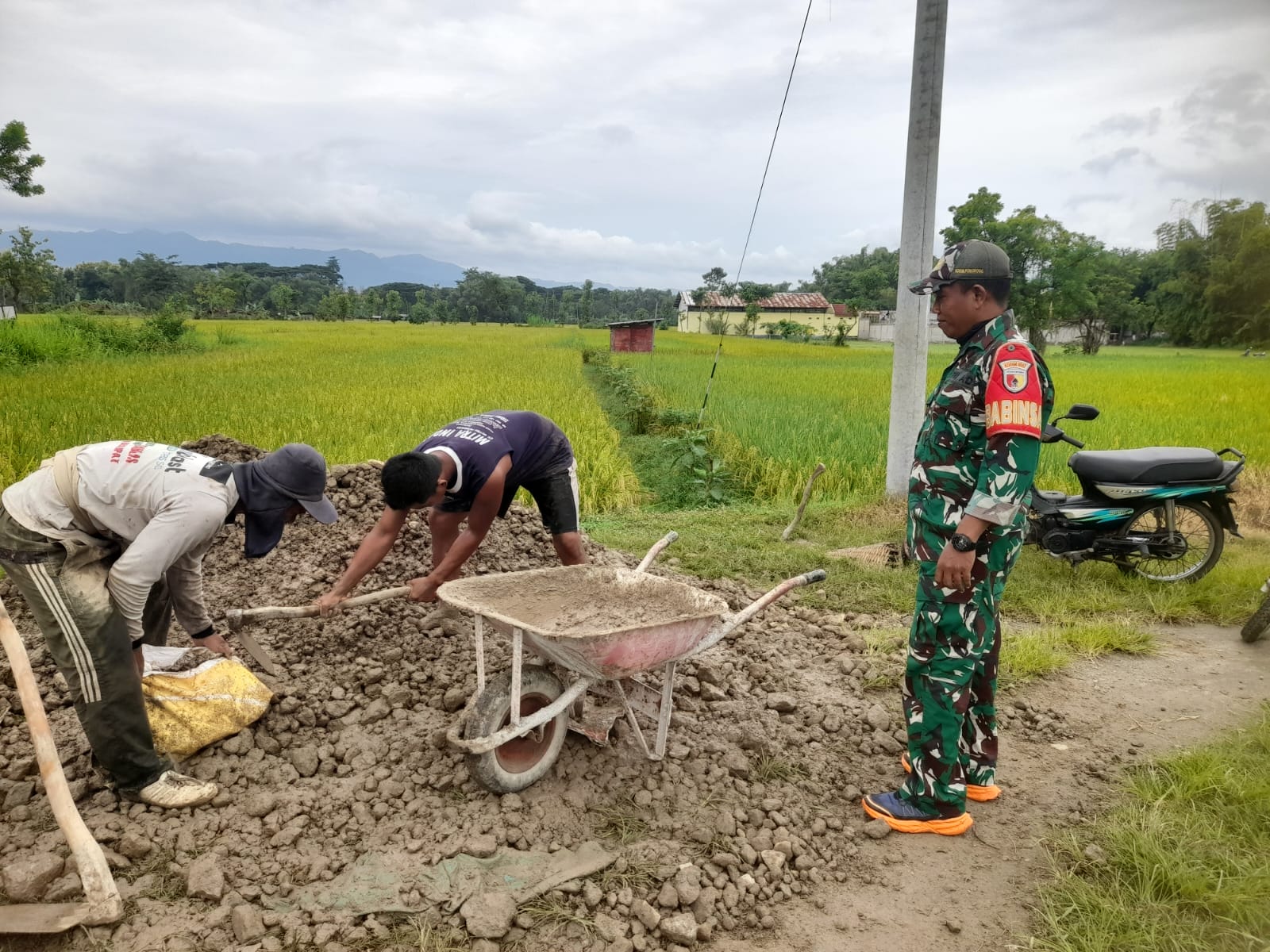 Warga Kerja Bakti Timbun Jalan, Babinsa Kodim Ponorogo Bantu
