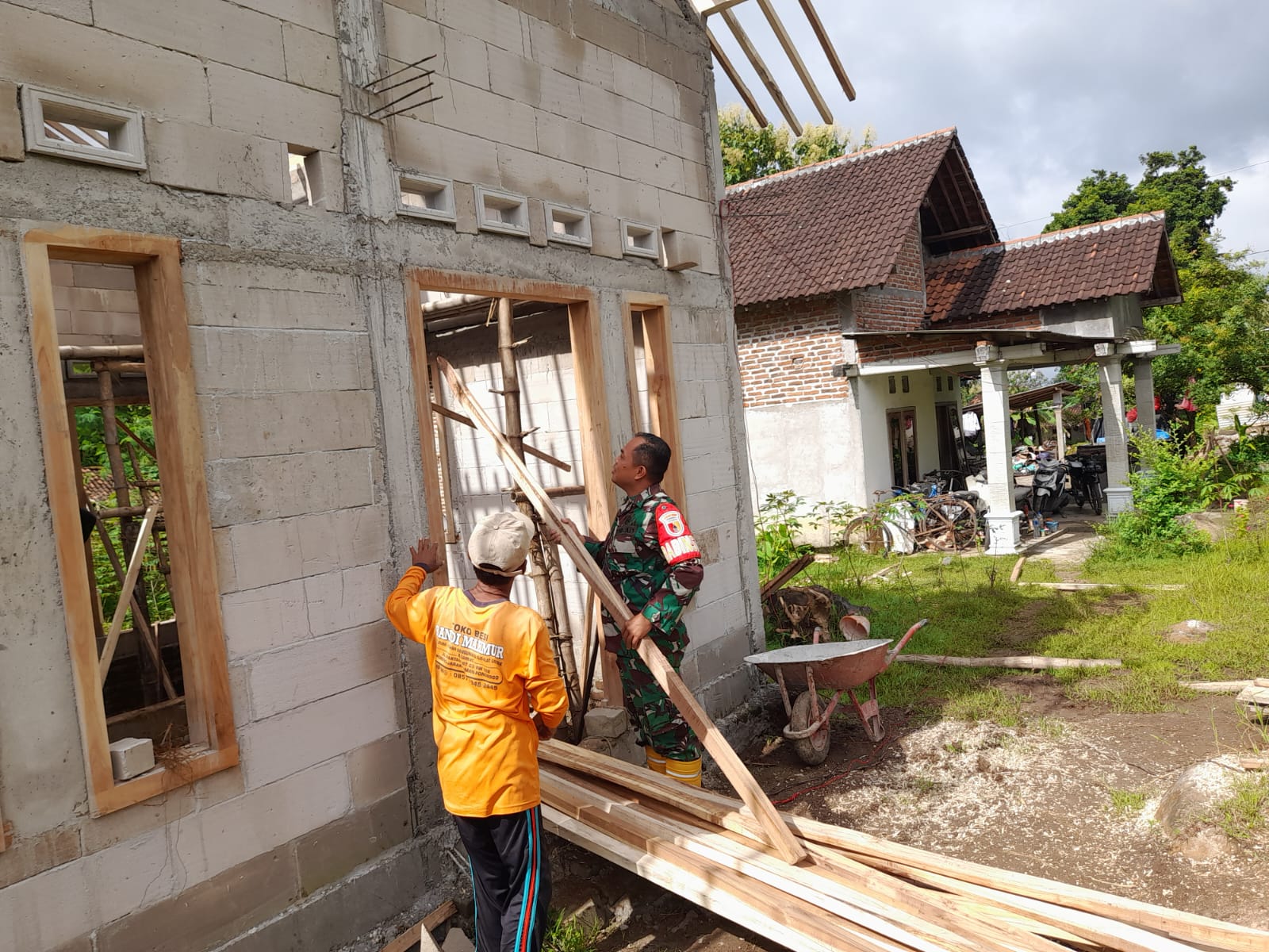 Bantu Bangun Rumah, Wujud kepedulian Babinsa Kodim Ponorogo Kepada Warga