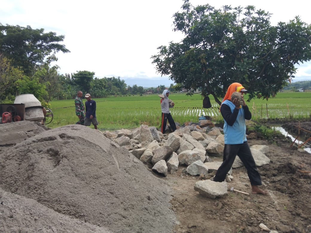 Warga Buat Pondasi Rumah, Babinsa Kodim Ponorogo Bantu