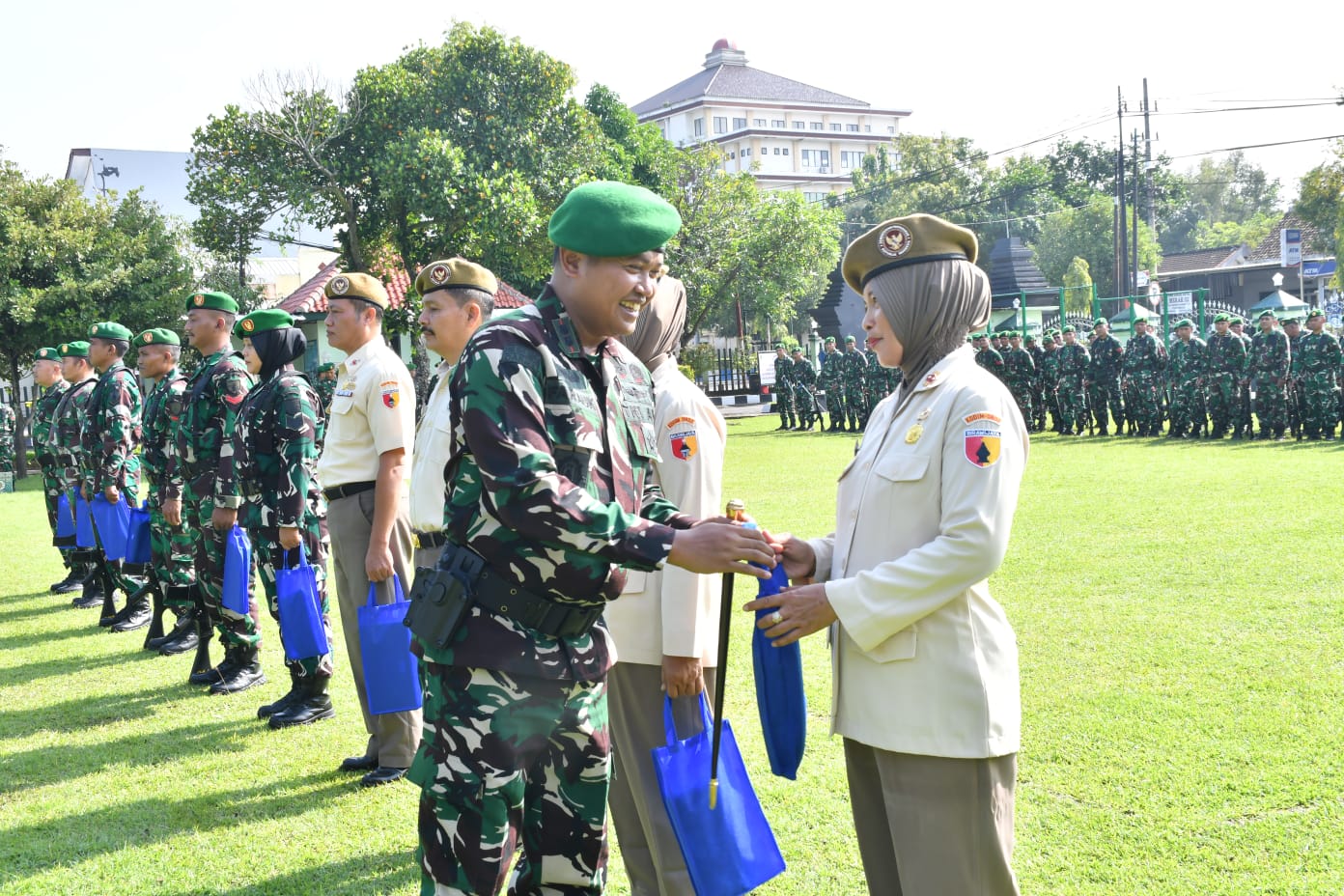 Dandim Ponorogo Bagikan Bingkisan THR. Berkah Bagi Kodim, Bermanfaat Bagi Anggota