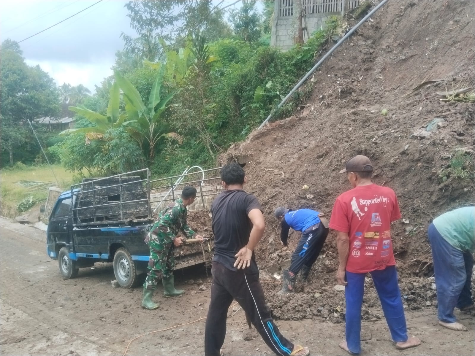 Tanah Longsor Tutup Jalan Desa, Babinsa Gerak Cepat Kerja Bakti