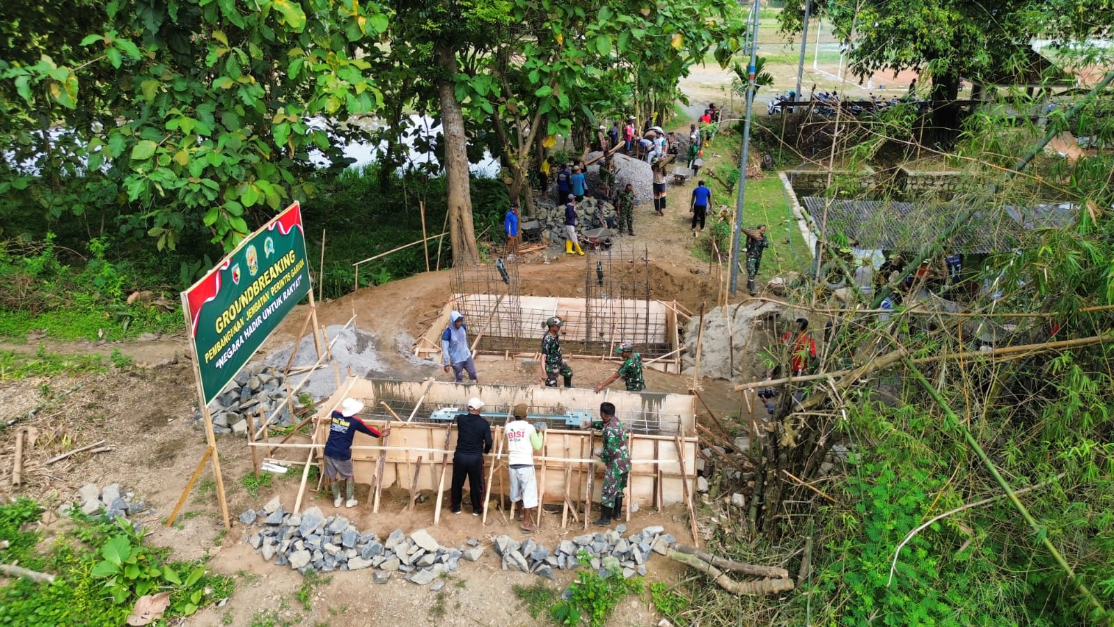 Senang Dibangun Jembatan Perintis Garuda, Warga Antusias Bergotong Royong Bersama TNI