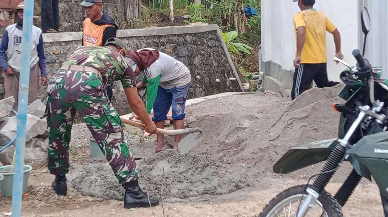 Babinsa dan Warga Gotong Royong Perbaikan Jalan Wujudkan Kemajuan Pembangunan Desa