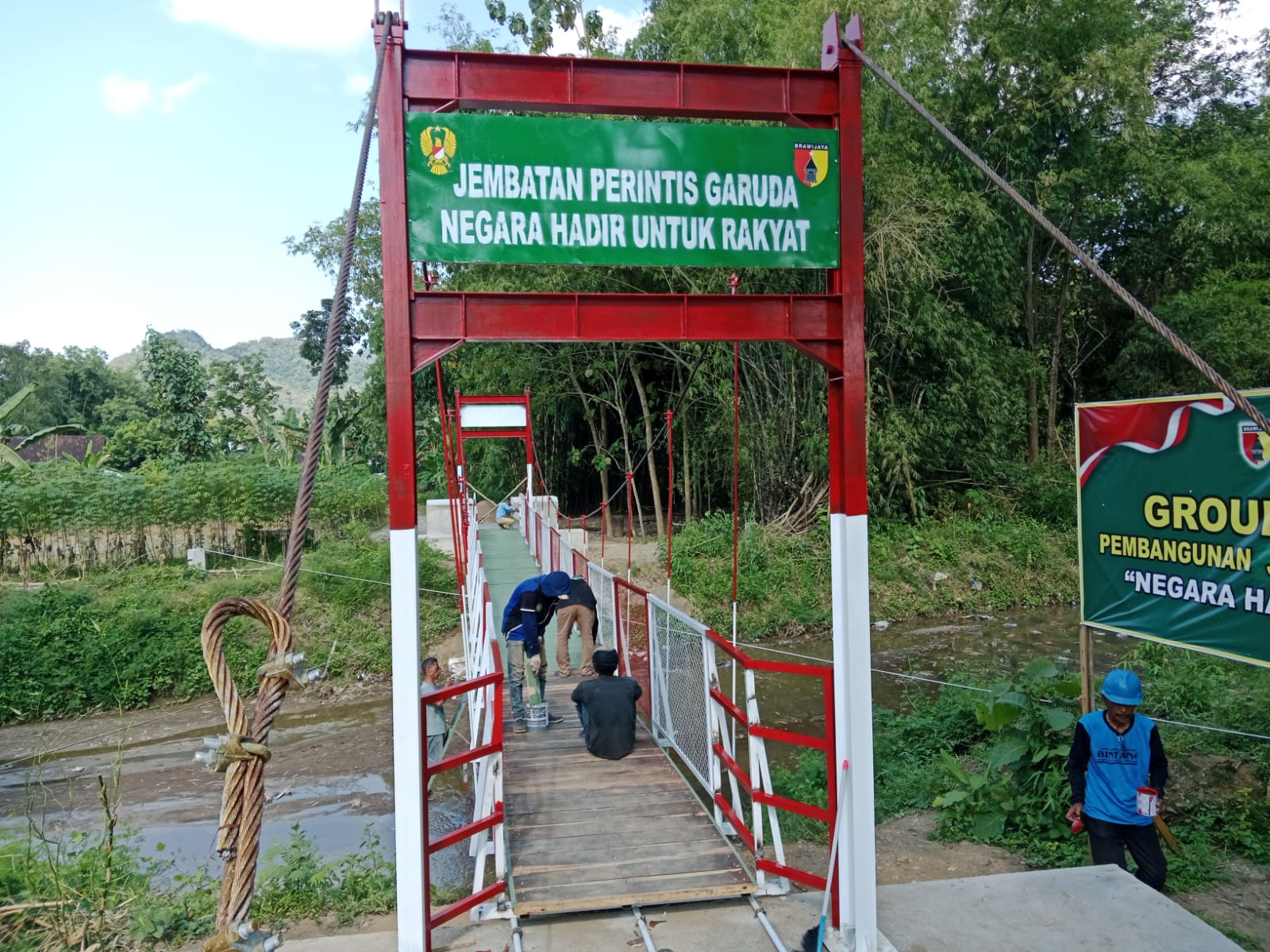 TNI dan Rakyat Gotong Royong Sukseskan Pembangunan Jembatan Perintis Garuda Tahap III di Ponorogo