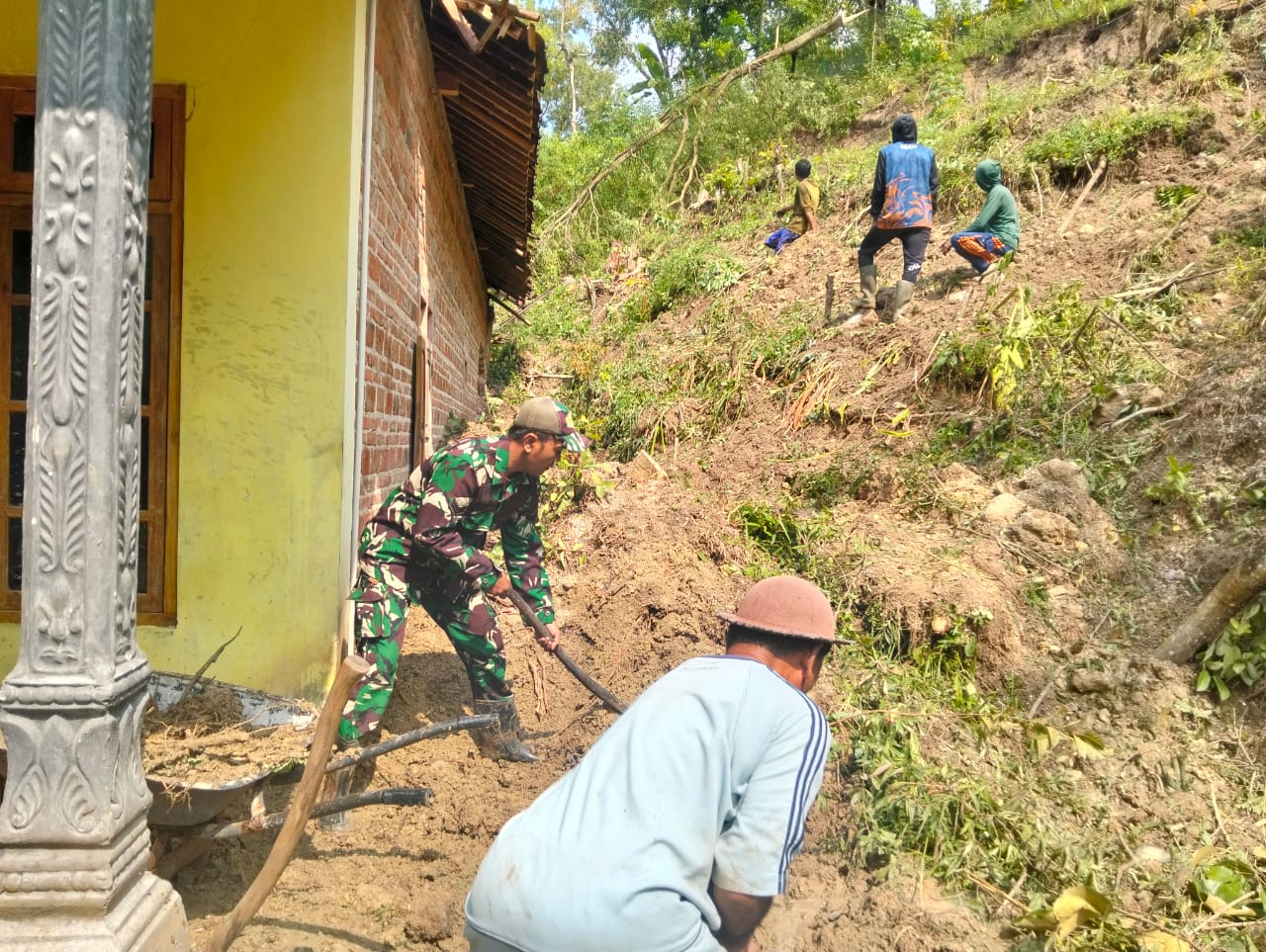 Bencana Tanah Longsor Timpa Rumah Warga, Anggota Kodim Ponorogo Gerak Cepat Kerja Bakti
