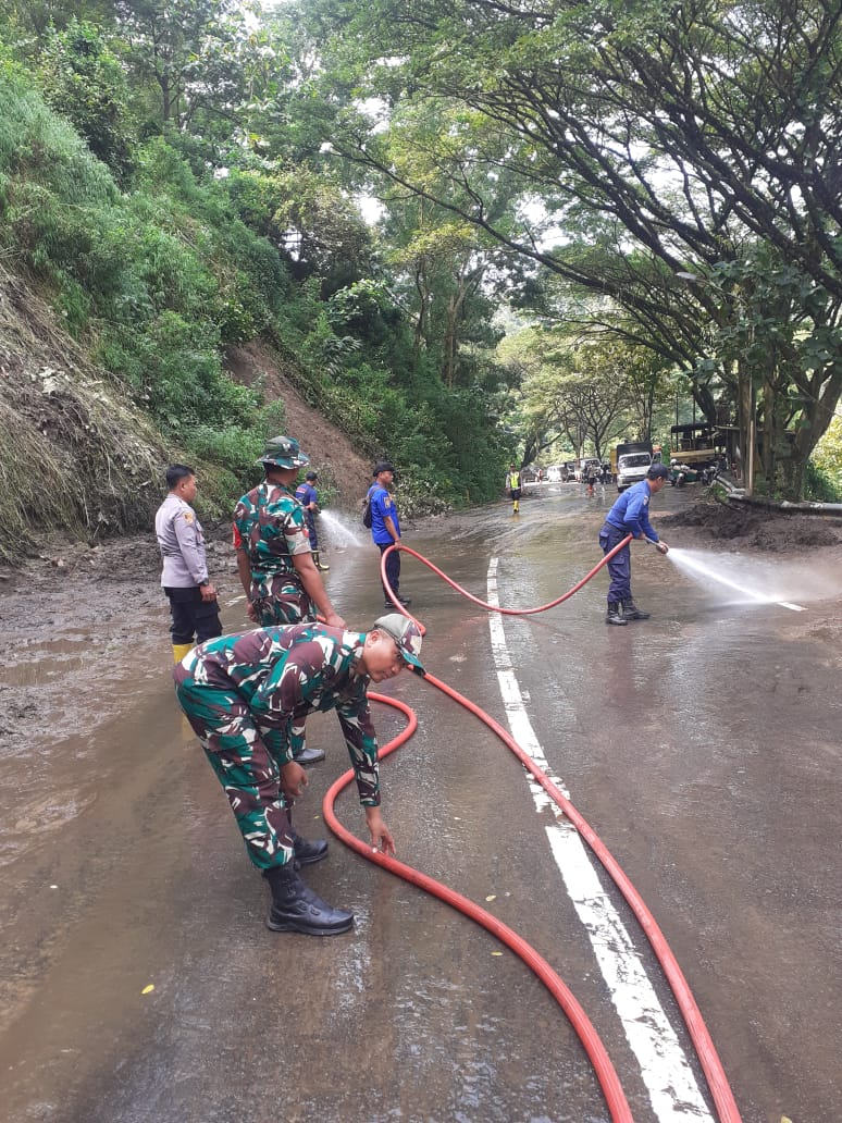 Longsoran Tanah Menutup Jalan, TNI – Polri dan Unsur Terkait Bersinergi Kerja Bakti