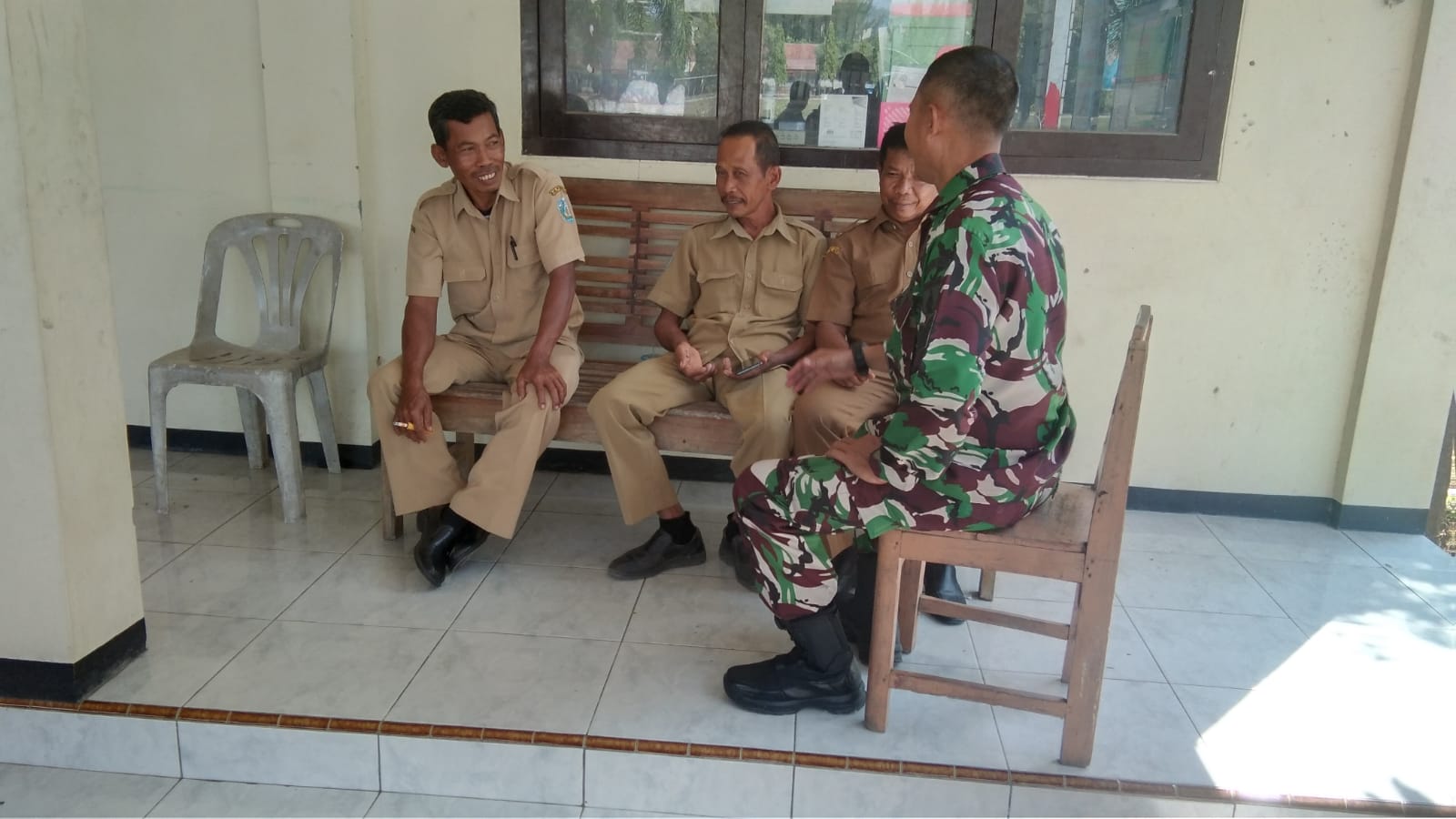 Jalin Silaturahmi Pererat Kedekatan, Babinsa Kodim Ponorogo Komsos Dengan Aparat Desa