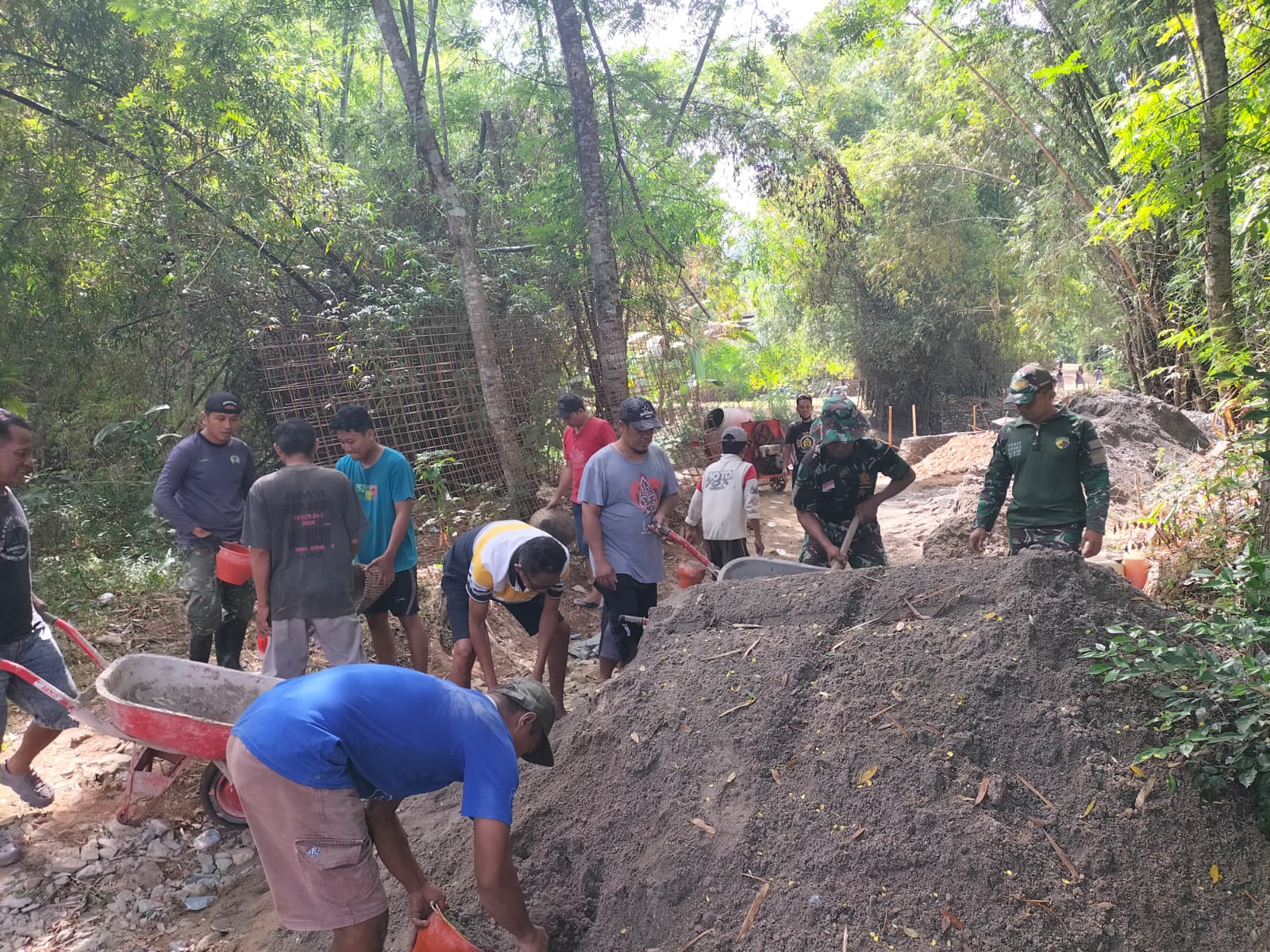 Jembatan Garuda Dibangun, Warga Senang dan Antusias Bekerja