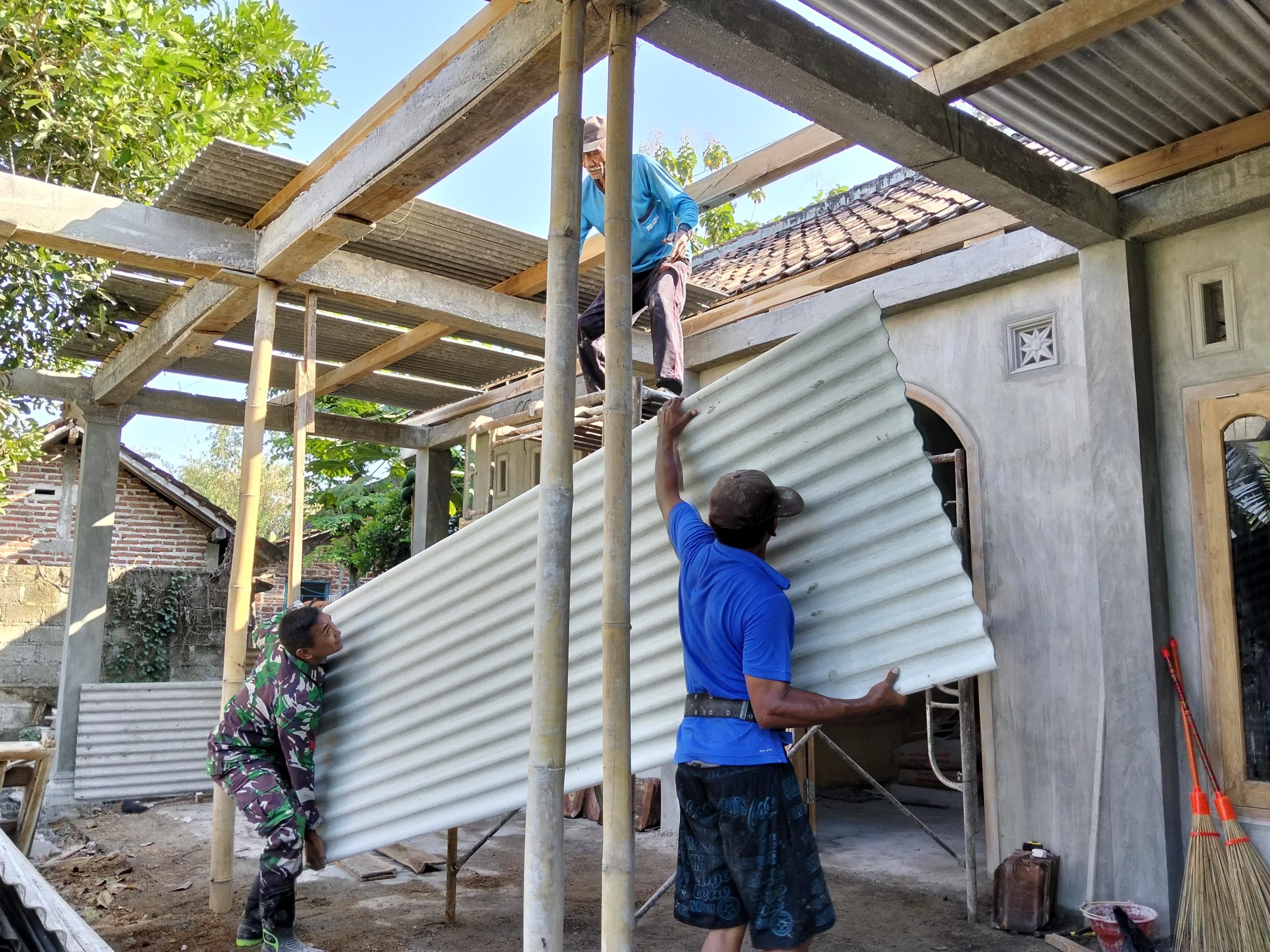 Jalin Kedekatan Dengan Warga, Babinsa Kodim Ponorogo Bantu Perbaiki Rumah