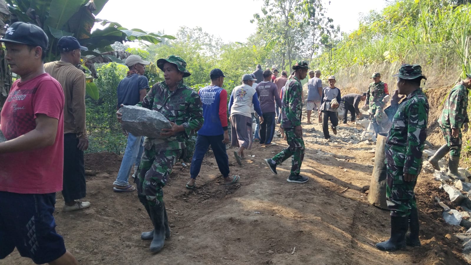 TNI dan Masyarakat Kejar Target Pembangunan Jembatan Garuda Tahap V di Ponorogo