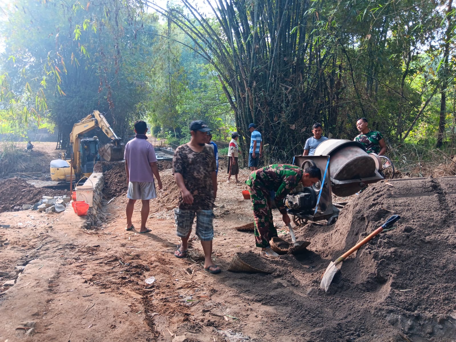 Sinergi TNI dan Masyarakat Sukseskan Empat Jembatan Garuda di Ponorogo