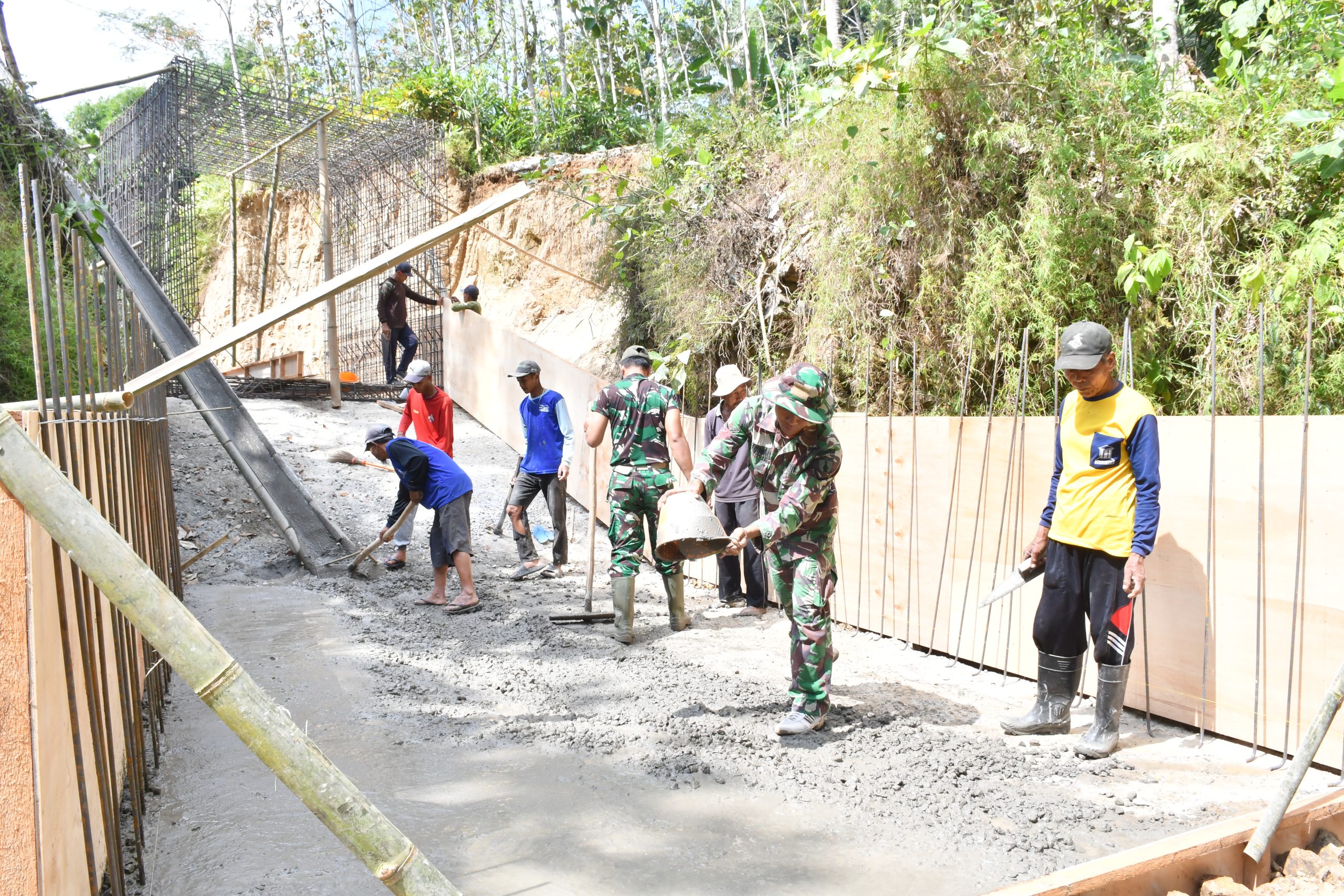 Desanya Ada Proyek Pembangunan Jembatan Garuda, Warga Antusias Kerja Gotong Royong