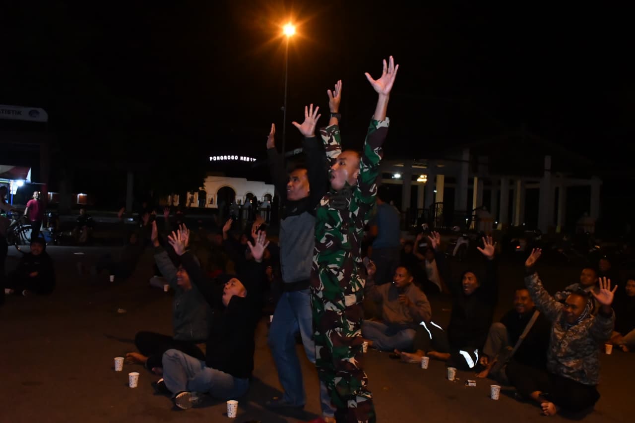 Nobar Bola Gembira TNI dan Masyarakat Ponorogo pada Perempat Final Piala Dunia 2026