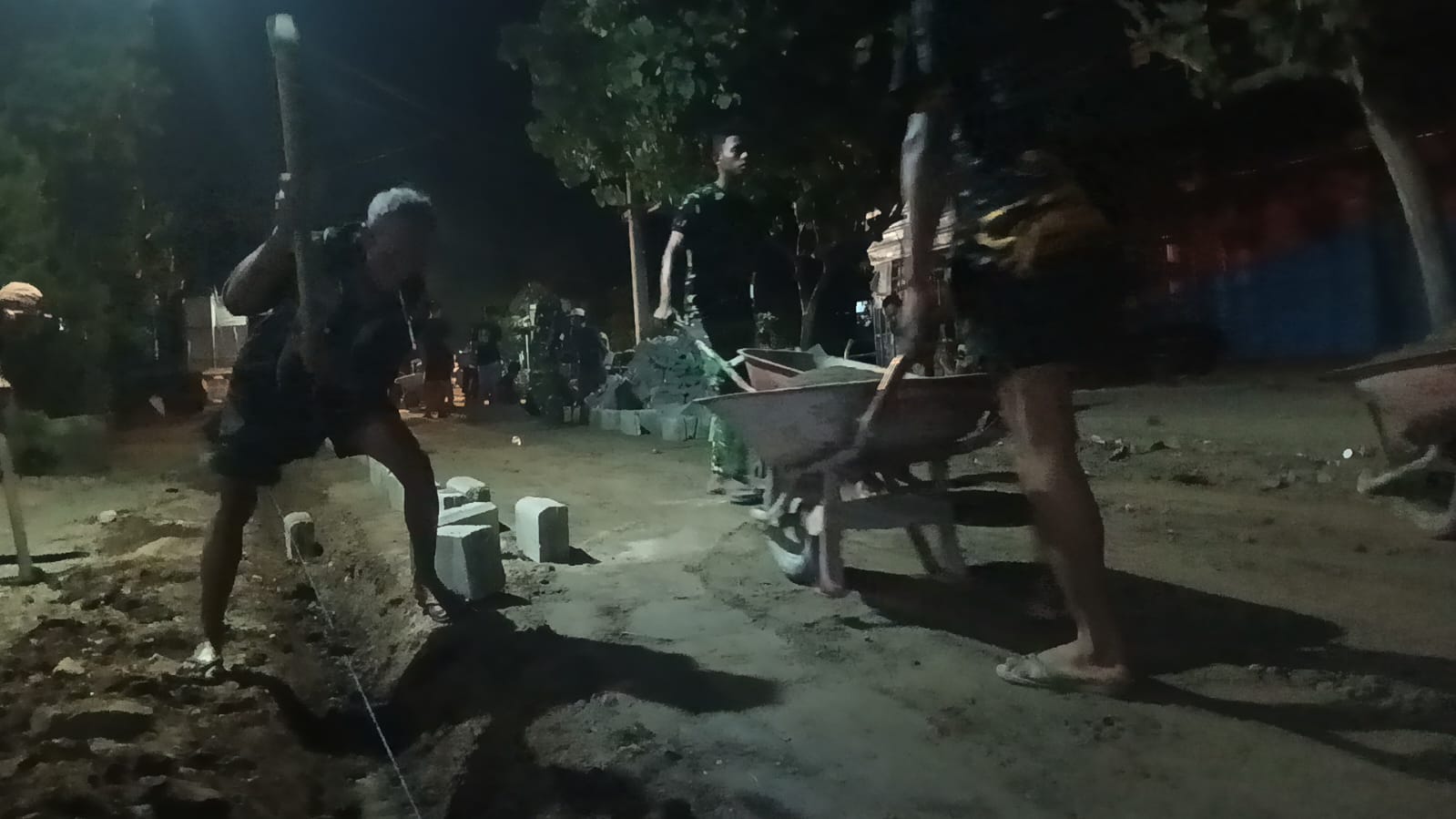 Tidak Kenal Waktu, Siang Malam TNI dan Masyarakat Kerjakan Sasaran TMMD 129 Bulu Lor