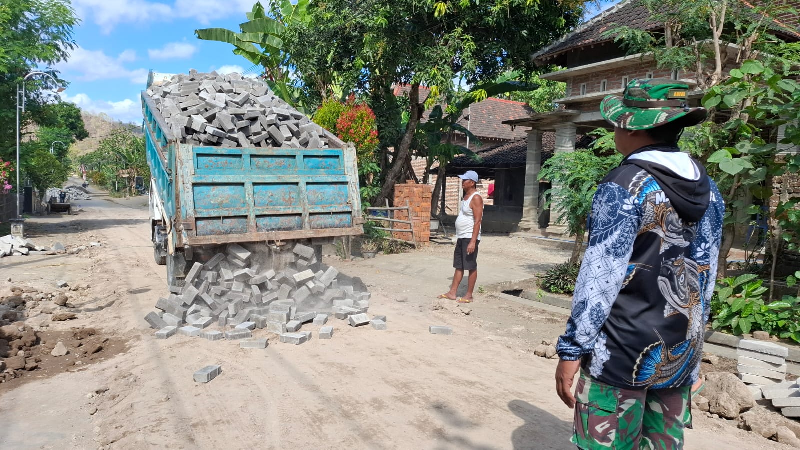 MELIHAT LANGSUNG KUALITAS MATERIAL PEMBANGUNAN SASARAN PAVINGISASI JALAN POROS DESA BULU LOR