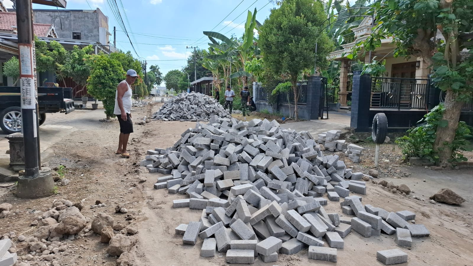 MBAH LOSO KAGUM MELIHAT TUMPUKAN MATERIAL BERJAJAR SEPANJANG 1 KM